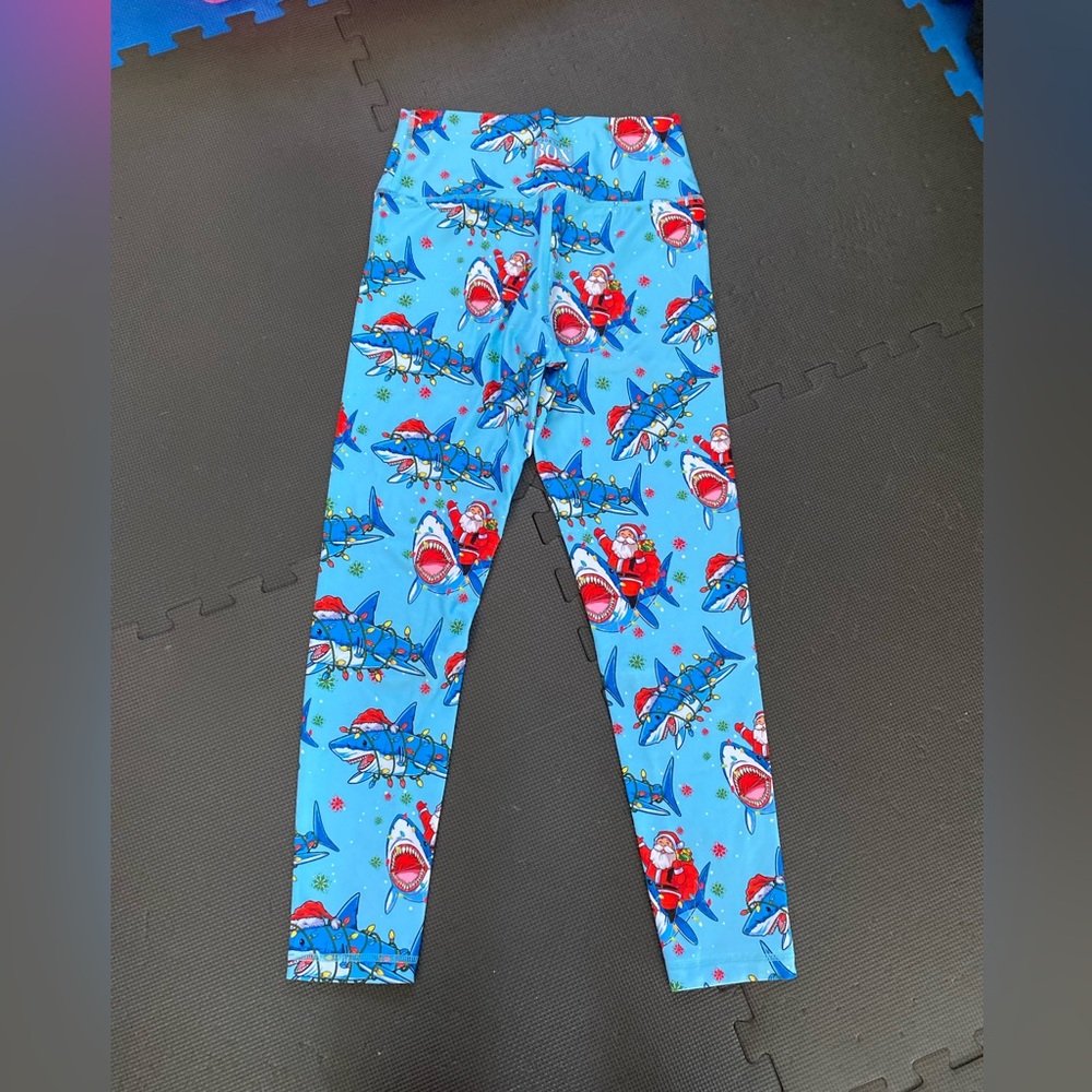 Rok the Box Santa Shark leggings, M